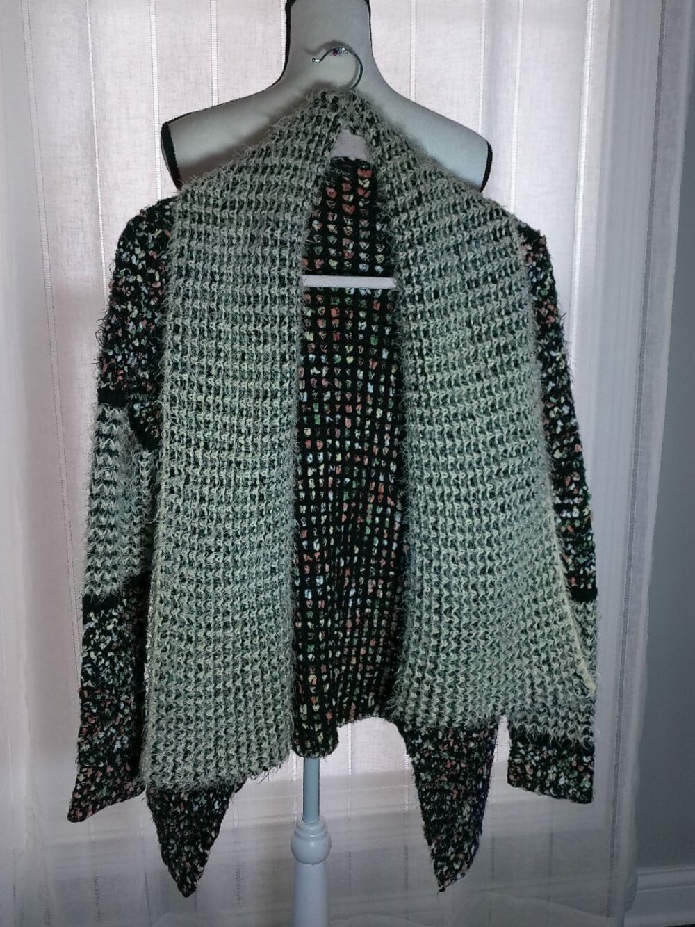 DOR DOR COUTURE Lg Sleeve Open Front Black w/ White, Gray & Pink Specs Sweater L